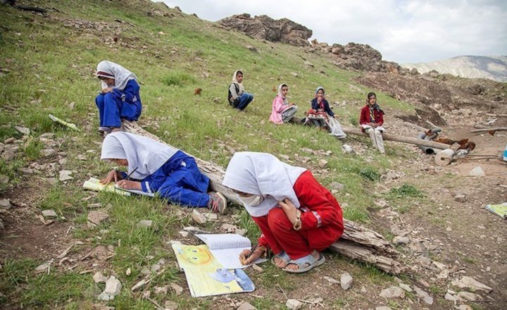 (تصاویر) معلم فداکار روستای میرمینگه