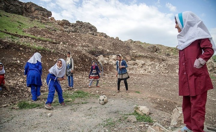 (تصاویر) معلم فداکار روستای میرمینگه