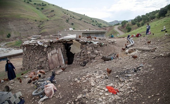 (تصاویر) معلم فداکار روستای میرمینگه