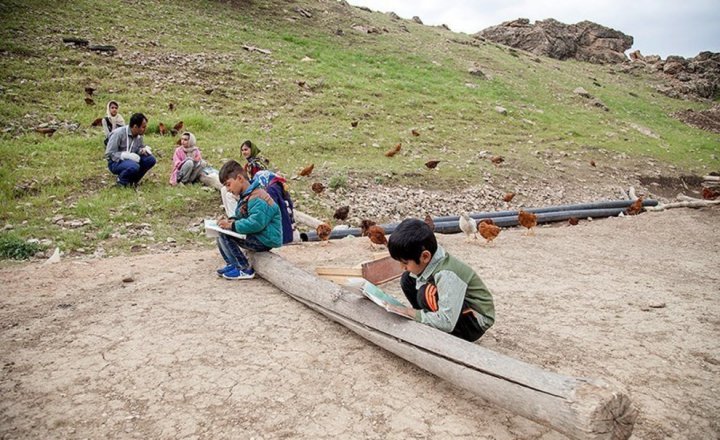 (تصاویر) معلم فداکار روستای میرمینگه