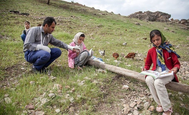 (تصاویر) معلم فداکار روستای میرمینگه