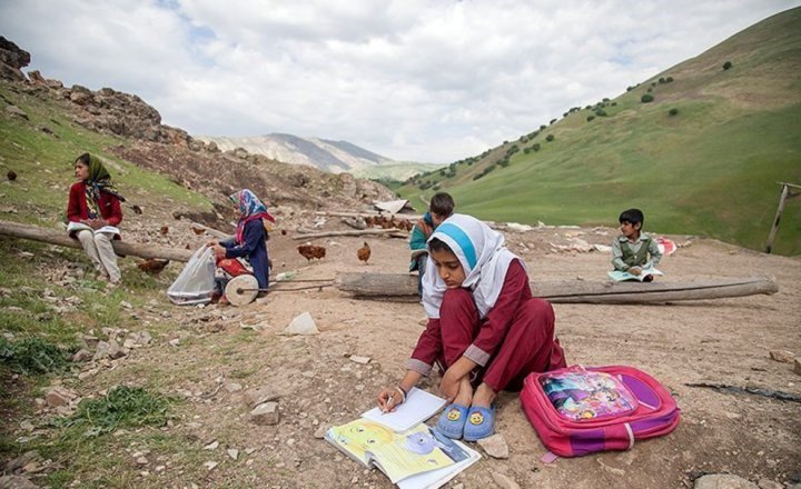 (تصاویر) معلم فداکار روستای میرمینگه