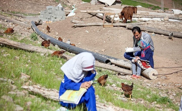 (تصاویر) معلم فداکار روستای میرمینگه