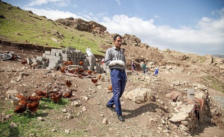 (تصاویر) معلم فداکار روستای میرمینگه