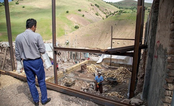 (تصاویر) معلم فداکار روستای میرمینگه