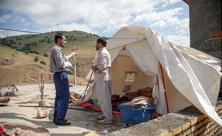 (تصاویر) معلم فداکار روستای میرمینگه