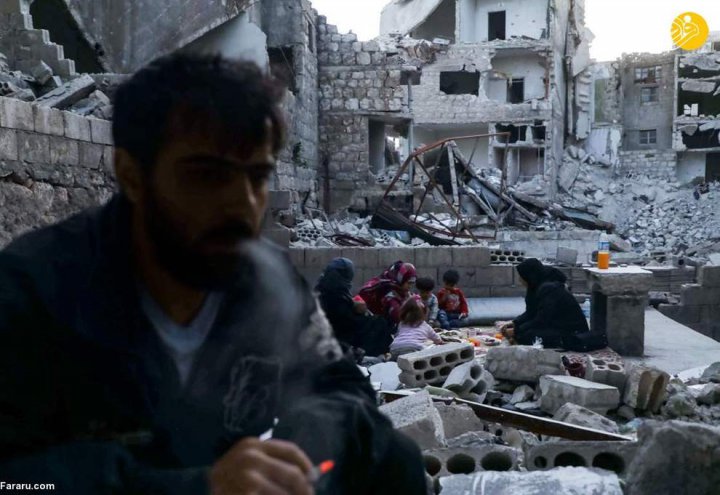 (تصاویر) افطار خانواده سوری در میان خرابه‌های خانه ویران‌ شده