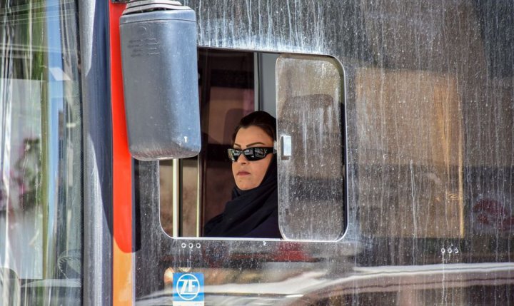 (تصاویر) اولین زن راننده اتوبوس در اراک