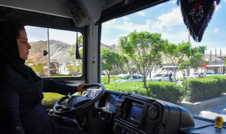 (تصاویر) اولین زن راننده اتوبوس در اراک