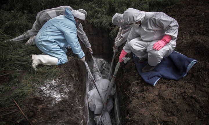 (تصاویر) دفن اموات کرونایی توسط روحانیون در قائم‌شهر