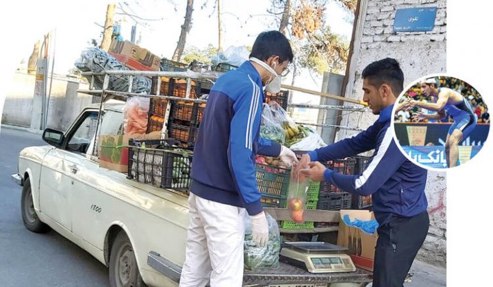 قهرمان مسابقات جهانی کُشتی در حال میوه‌فروشی با وانت