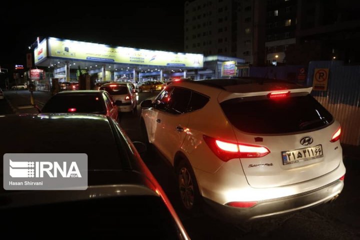 (تصاویر) شلوغی پمپ بنزین‌های تهران بعد از زلزله