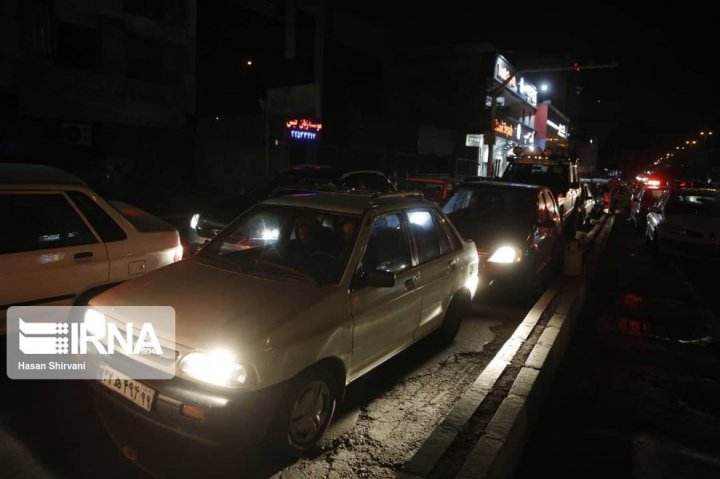 (تصاویر) شلوغی پمپ بنزین‌های تهران بعد از زلزله