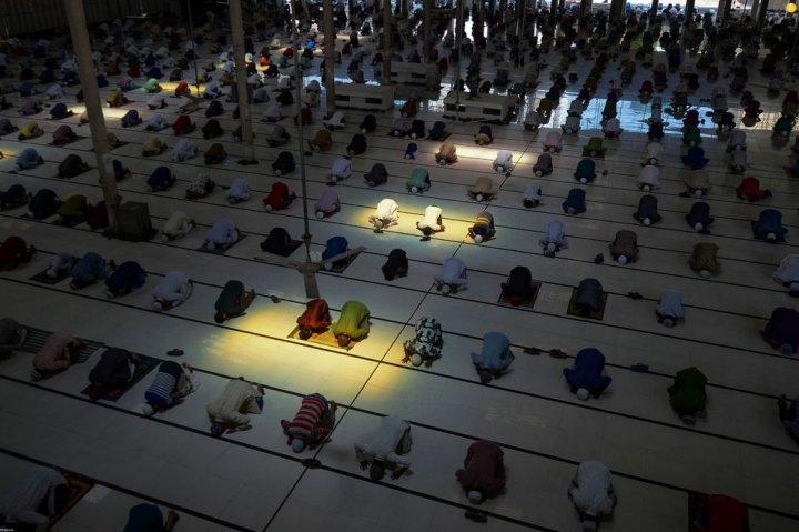 (تصاویر) نماز جماعت در مساجد در سایه کرونا