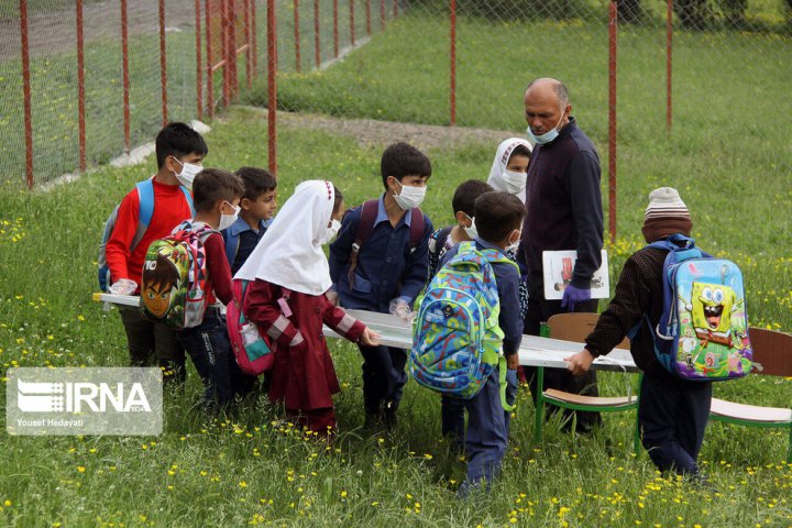 (تصاویر) تدریس در دل طبیعت به دلیل نبود اینترنت