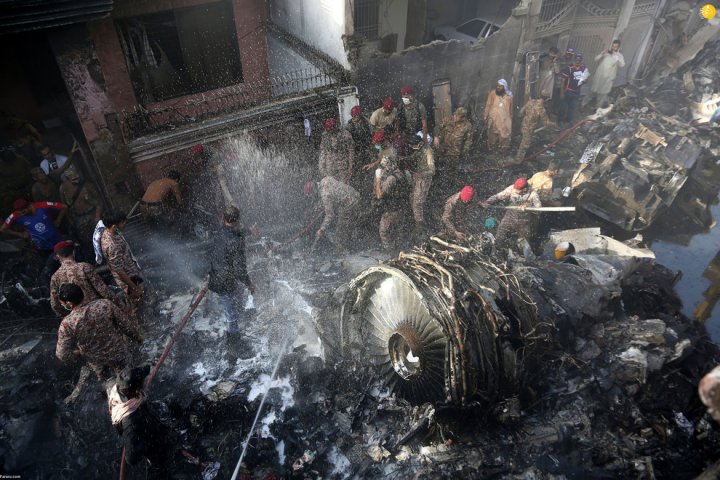 (تصاویر) سقوط هواپیمای مسافربری در منطقه مسکونی کراچی