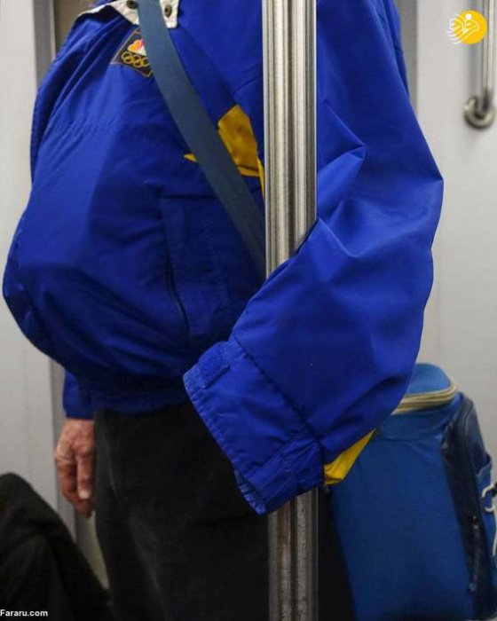 (تصاویر) دستهای مضطرب در مترو