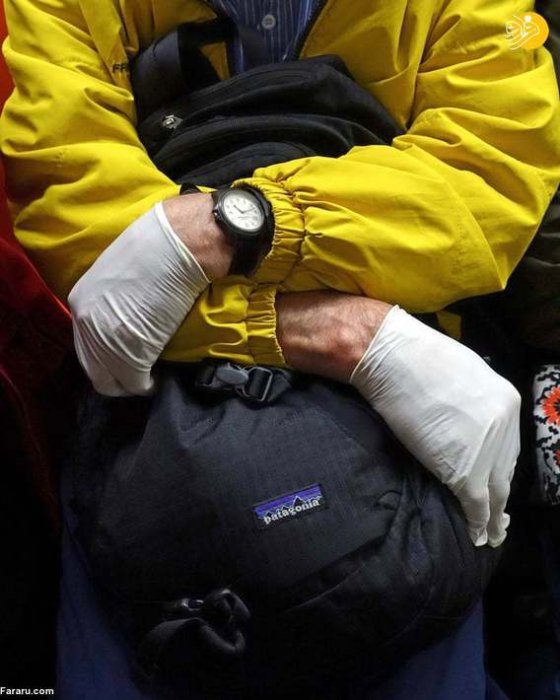 (تصاویر) دستهای مضطرب در مترو