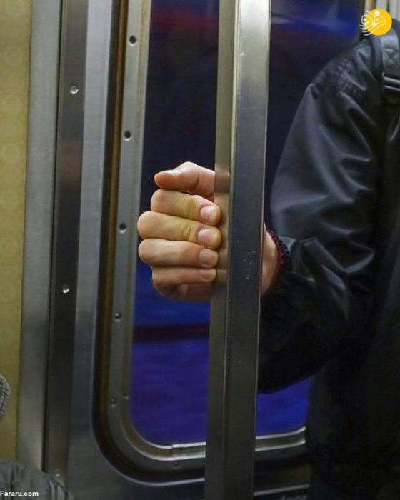 (تصاویر) دستهای مضطرب در مترو