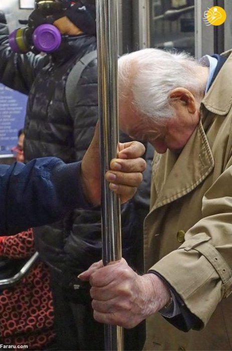(تصاویر) دستهای مضطرب در مترو