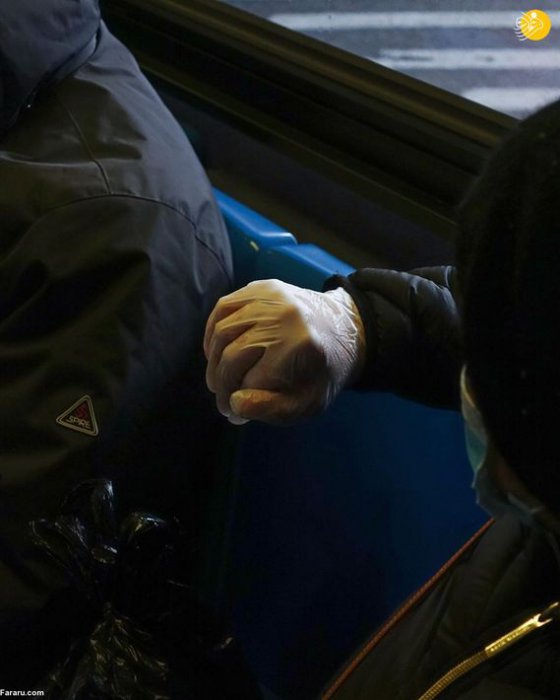 (تصاویر) دستهای مضطرب در مترو