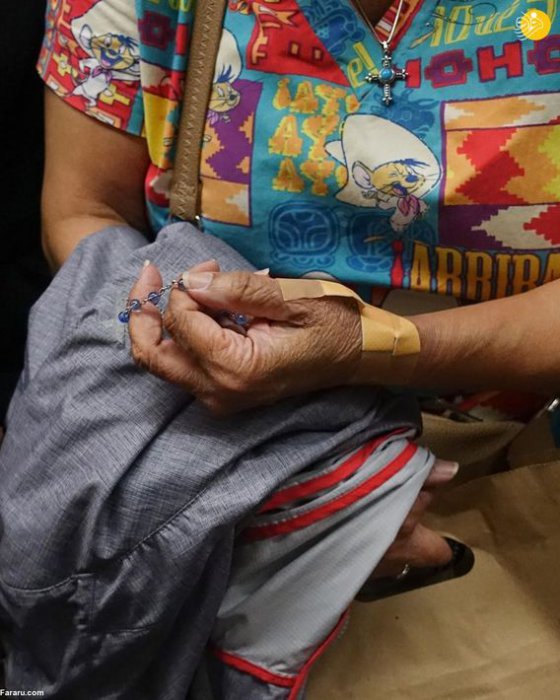 (تصاویر) دستهای مضطرب در مترو