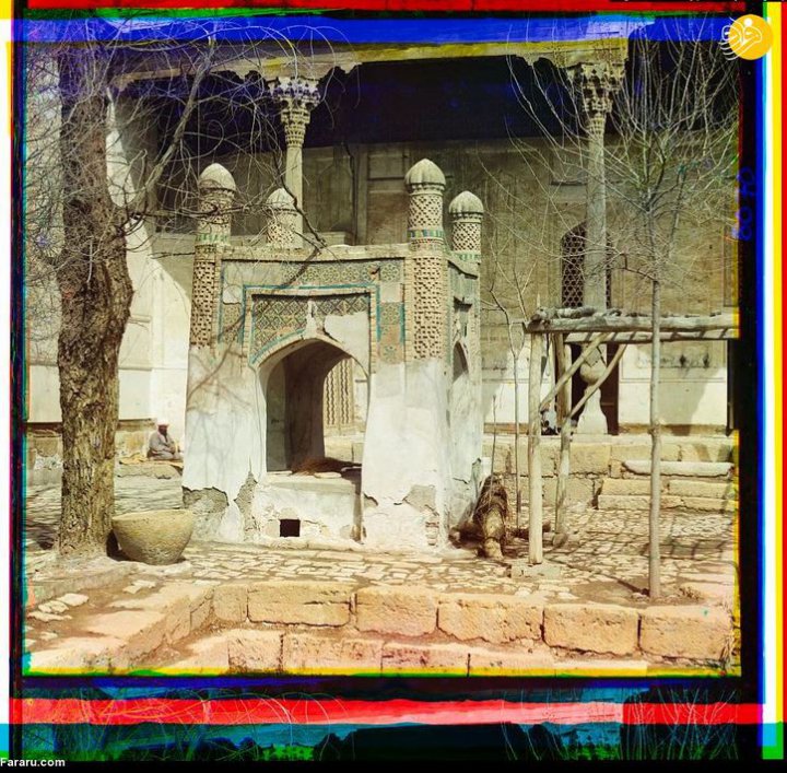 مزاری قدیمی در داخل مجموعه تاریخی بهاءالدین در حومه بخارا. بر روی این مزار مرمت زیادی انجام شده و همچنان پابرجاست.