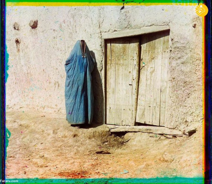 زنی برقع‌پوش در جلوی منزلی در سمرقند.