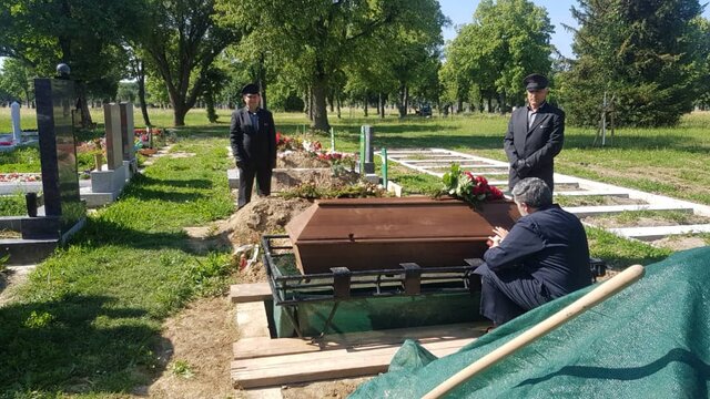 (تصاویر) پیکر مهدی اخوان لنگرودی به خاک سپرده شد