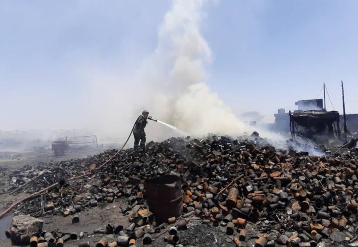 (تصاویر) آتش‌سوزی در انبار ضایعات در اهواز