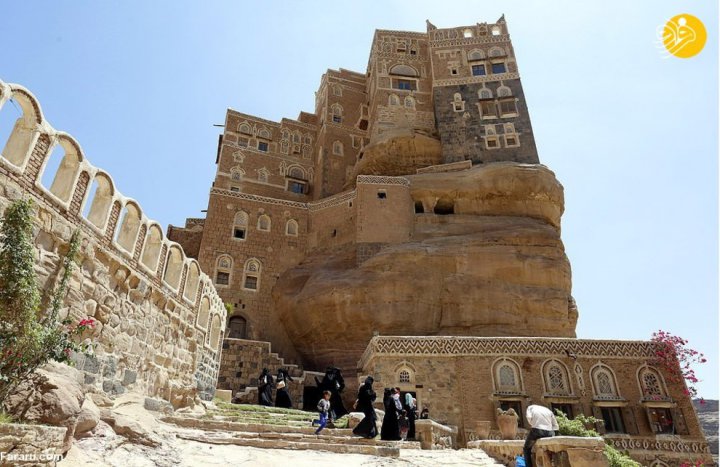 (تصاویر) قصری چشم نواز بر بلندای صخره‌ای در یمن