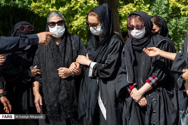 (تصاویر) همسر و فرزند مرحوم سیروس گرجستانی در مراسم تدفین