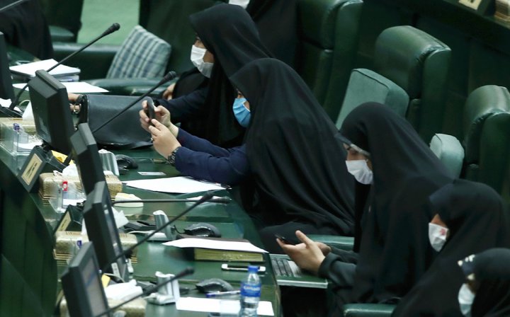 (تصاویر) روزِ سخت "ظریف" در مجلس