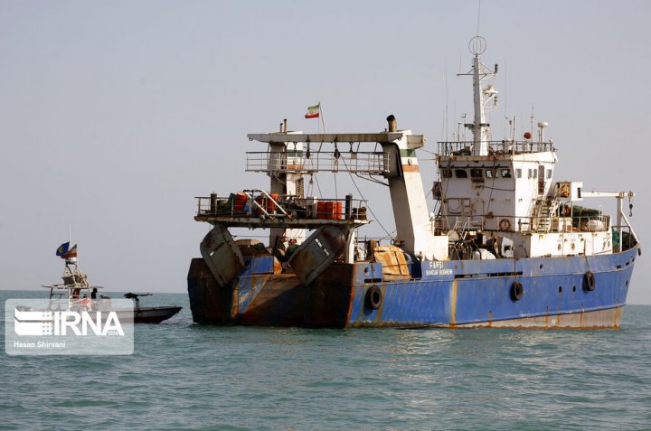 (تصاویر) کشتی‌های ترال توقیف شده در دریای عمان