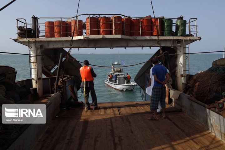 (تصاویر) کشتی‌های ترال توقیف شده در دریای عمان