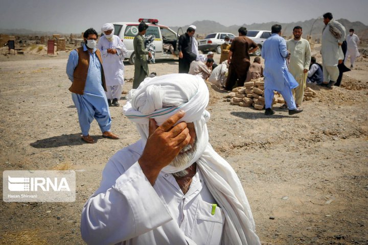 (تصاویر) کفن و دفن اموات اهل سنت زاهدان در دوران کرونا