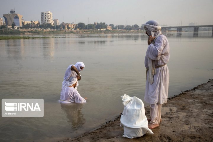 (تصاویر) مراسم غسل تعمید کودکان مندایی در اهواز