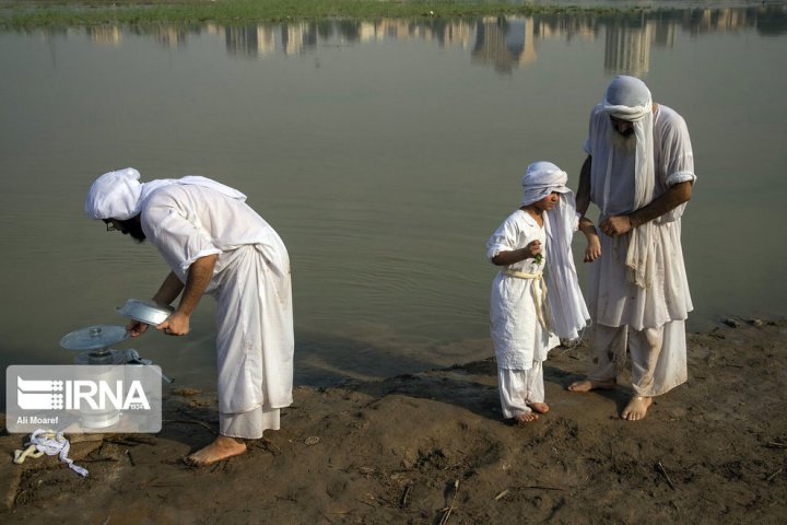 (تصاویر) مراسم غسل تعمید کودکان مندایی در اهواز