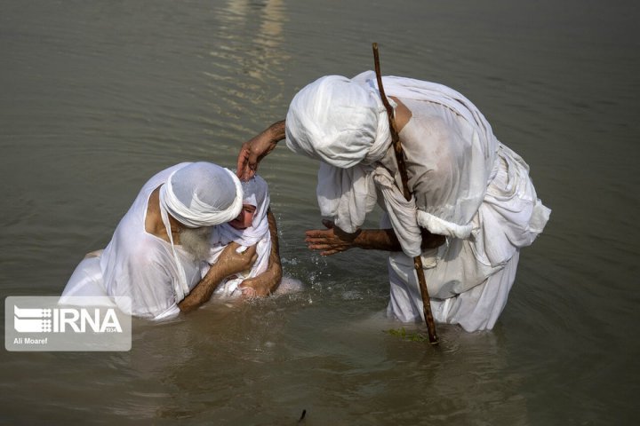 (تصاویر) مراسم غسل تعمید کودکان مندایی در اهواز