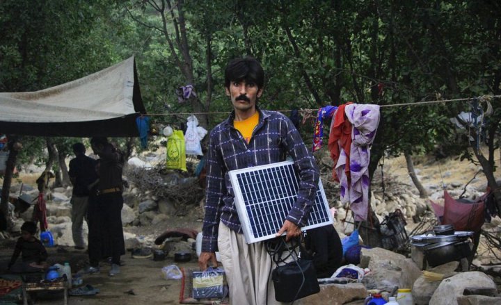 (تصاویر) راه اندازی پنل خورشیدی سیار برای عشایر