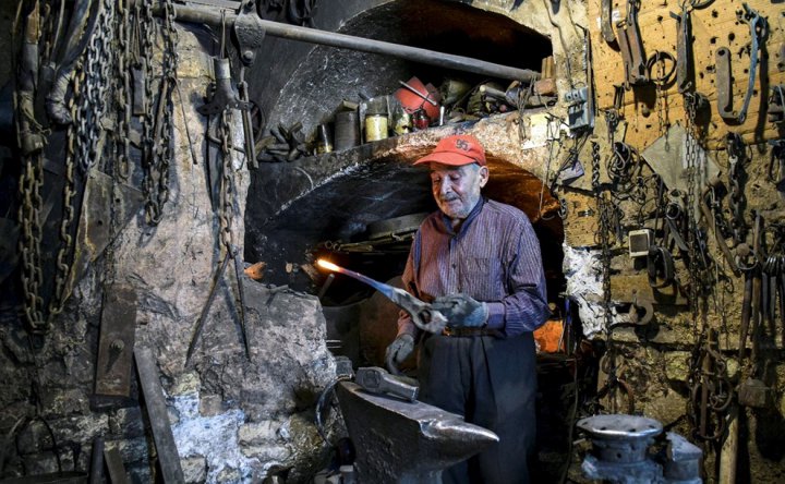 (تصاویر) آهنگری شغل رو به فراموشی