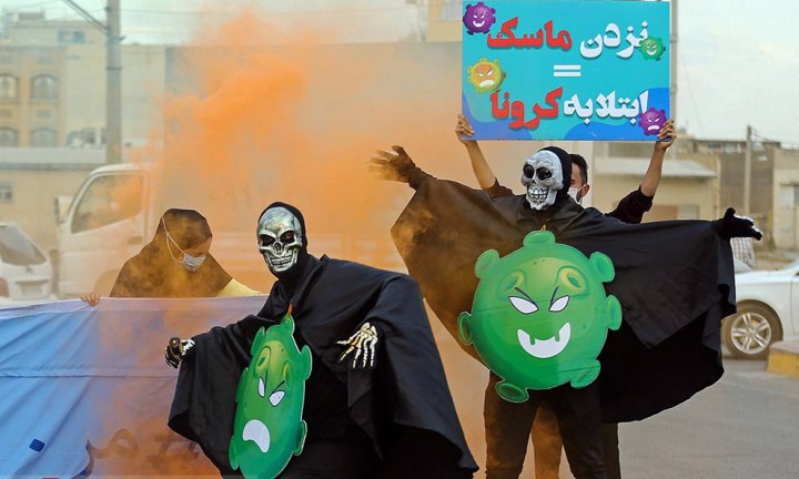 (تصاویر) افرادی با تن پوش‌های هیولای کرونا در اصفهان