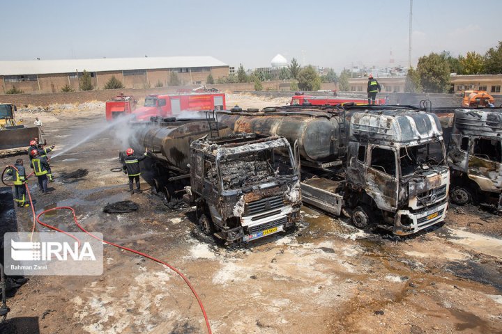 (تصاویر) آتش سوزی در پارکینگ خودروهای سنگین