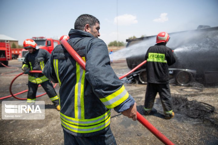 (تصاویر) آتش سوزی در پارکینگ خودروهای سنگین