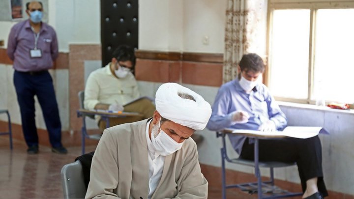 (تصاویر) حضور طلاب در آزمون ورودی دکتری