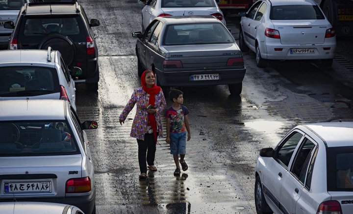 (تصاویر) گیر کردن خودروها در سیل جاده مشهد تهران