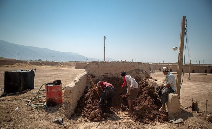 (تصاویر) کوره های داغ آجرپزی در گرمای تابستان