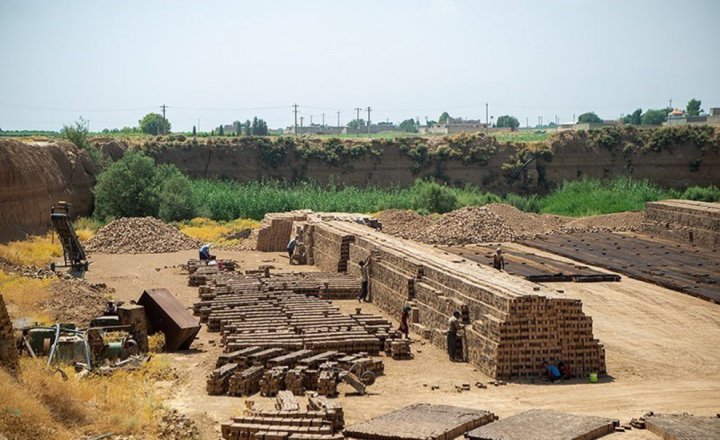 (تصاویر) کوره های داغ آجرپزی در گرمای تابستان