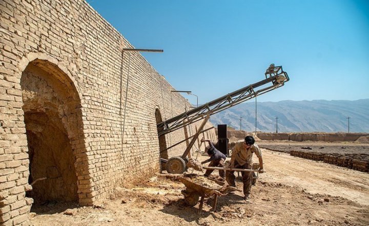 (تصاویر) کوره های داغ آجرپزی در گرمای تابستان