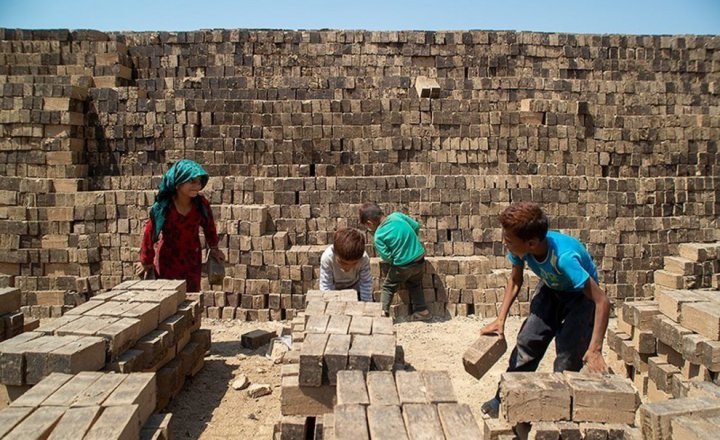 (تصاویر) کوره های داغ آجرپزی در گرمای تابستان